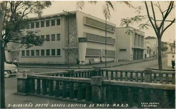 Foto da fachada da PRA-7, também conhecido como Palácio da Rádio