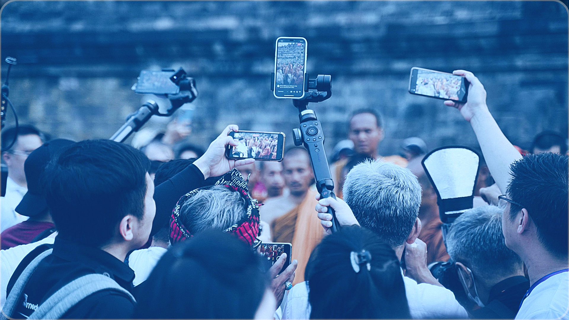 Mostrar os smartphones tomando espaço até mesmo no jornalismo de credibilidade. Provando que a mídia digital chegou para revolucionar.