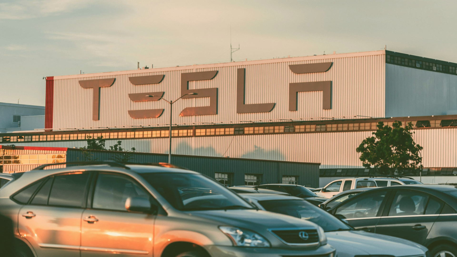 FACHADA DE FABRICA DA TESLA, EMPRESA DE VEÍCULOS ELÉTRICOS