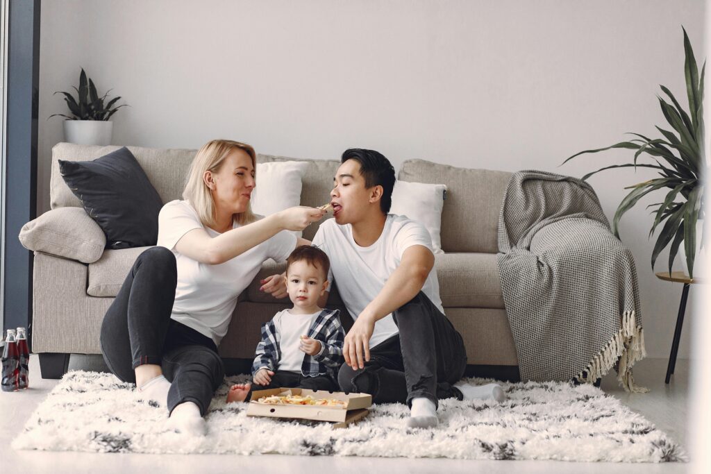 Uma família comendo pizza juntos