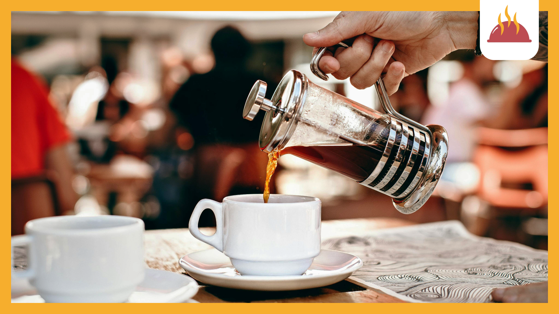 Imagem que captura a essência de uma cafeteria acolhedora, com mesas confortáveis, iluminação suave e um ambiente convidativo. Na cena, um barista serve um café fresco, enquanto clientes desfrutam de momentos de descontração, lendo, conversando ou trabalhando em seus laptops. Pratos de doces e opções de café estão dispostos nas mesas, criando uma atmosfera de prazer e socialização. A decoração é uma combinação de elementos rústicos e modernos, refletindo o charme único de cada espaço, tornando as cafeterias locais perfeitos para relaxar e saborear a experiência do café.