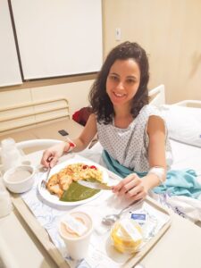 Yasmin Rigueto vive com a Doença de Crohn e luta diariamente para equilibrar sua vida pessoal e profissional,