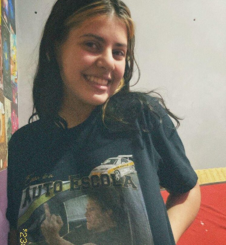 Alannys dos Santos, fã de Velozes e Furiosos, exibe sua camiseta com referência ao personagem Brian O'Conner, símbolo de sua admiração pela franquia. Foto: Arquivo pessoal