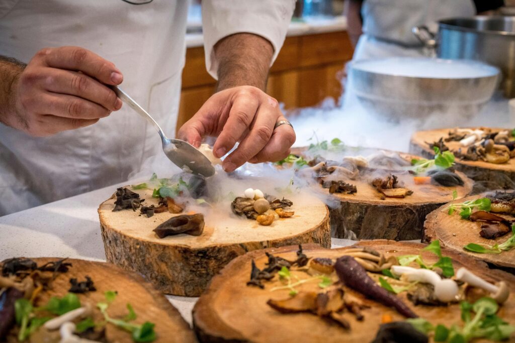 Imagem de pratos típicos da gastronomia brasileira, com ingredientes frescos e cores vibrantes.