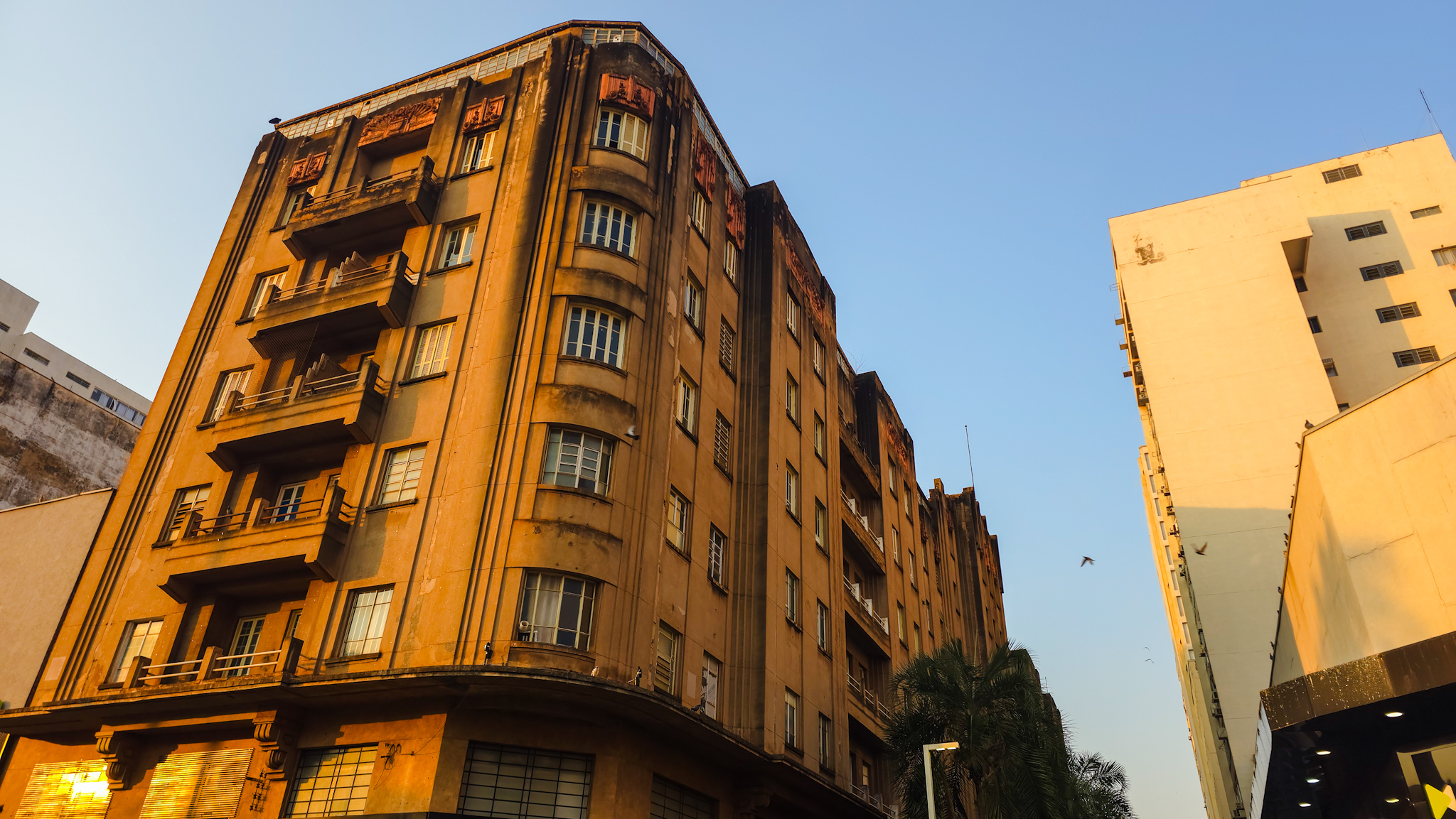 Faixada do edifício Diederichsen visto do cruzamento das ruas Gen. Osório e Alvares Cabral
