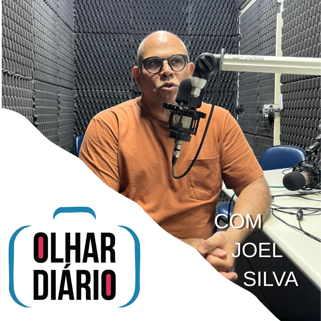 Imagem com o fotojornalista entrevistadio Joel Silva no estúdio de gravação